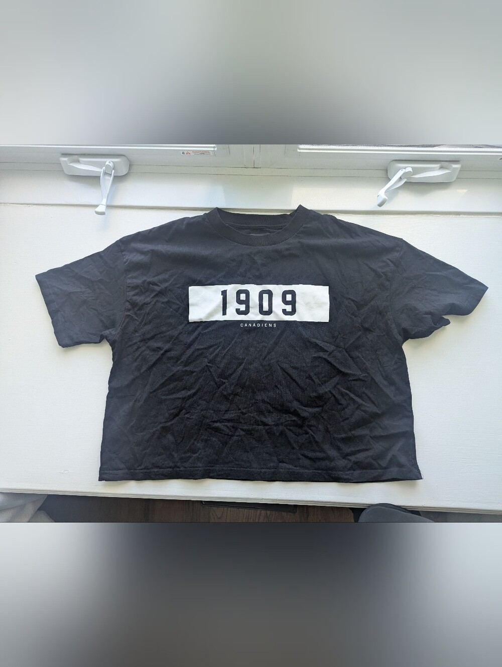 1909 Graphic Black Crop Top